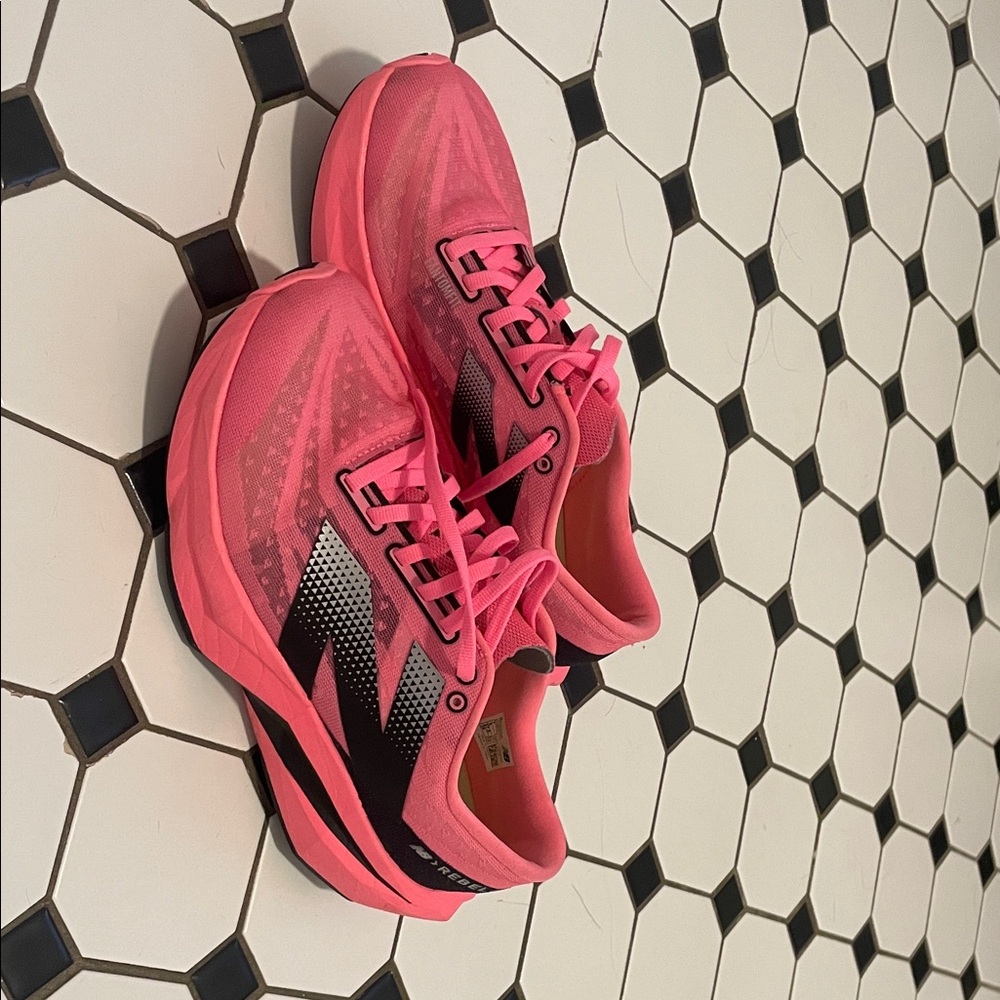 New Balance Women's fuelcell rebel v4